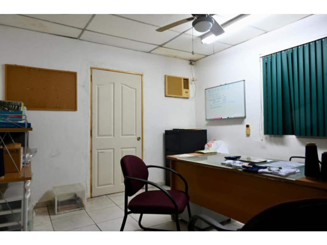 Office area inside commercial property with tiled floors and partitions in 12 de Octubre Panama