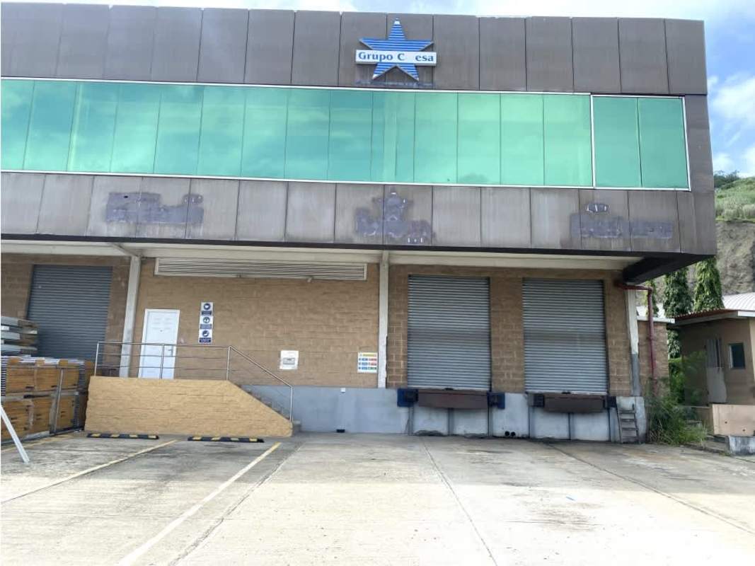 Spacious modern office mezzanine with tiles and columns inside large warehouse for rent Panama