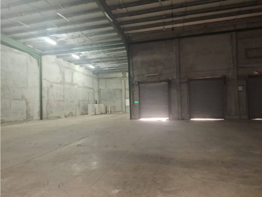 Spacious high ceiling warehouse interior with unfinished walls and industrial lighting in Panama