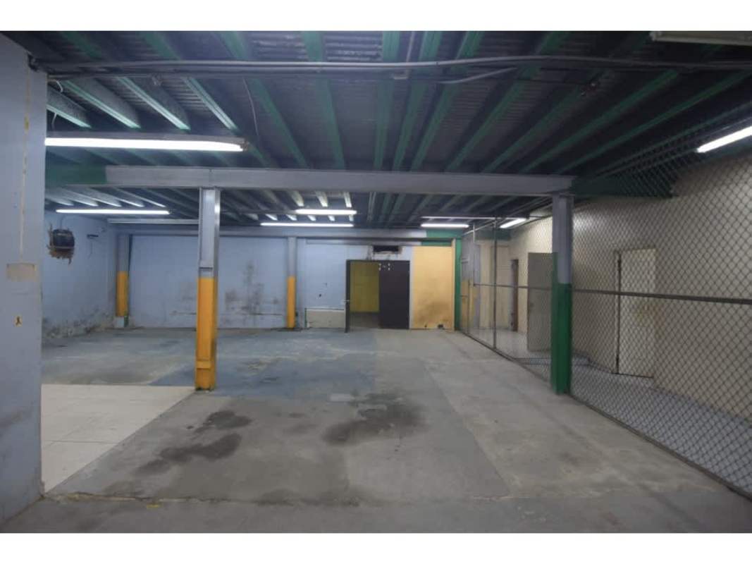 Industrial warehouse open area with high roof and rolling door access in Panama City