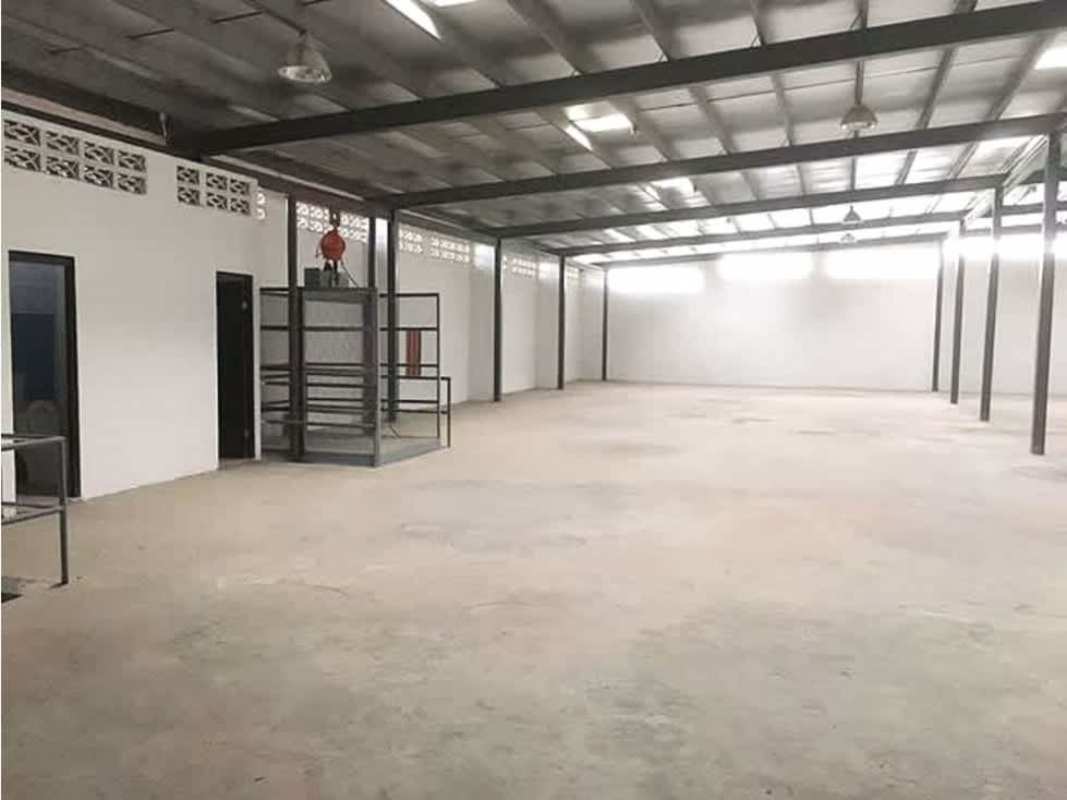 Multiple electric rolling doors and parking spaces in front of warehouse Panama