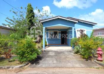 Single-story blue house with garden and driveway in Urbanización El Edén, Panama Oeste