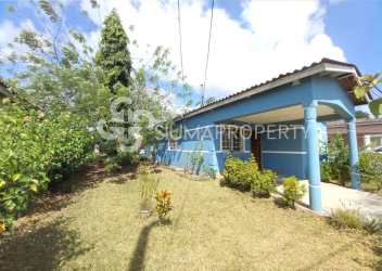 Detached blue bungalow with front garden and porch in Urbanización El Edén, Panama Oeste