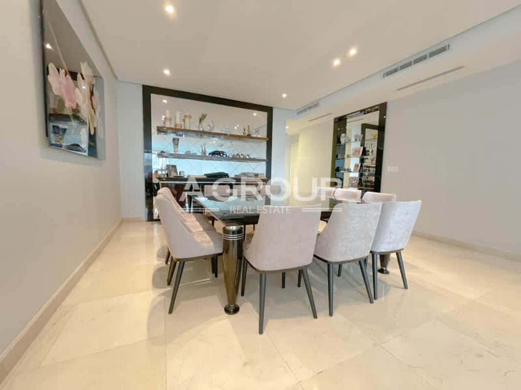 Dining room with glass table and upholstered chairs in Aventura Tower Punta Paitilla Panama
