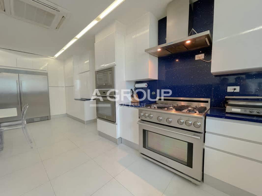 Modern Italian-style kitchen with blue backsplash in Aventura Tower Punta Paitilla Panama