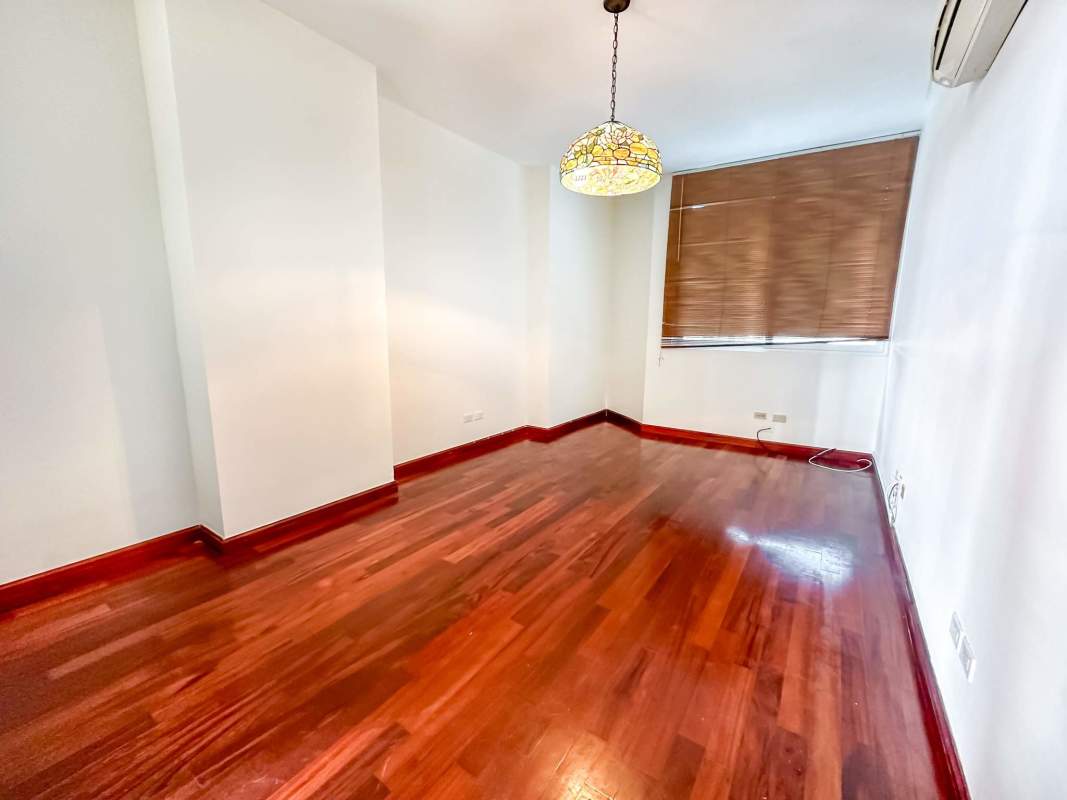 Secondary bedroom with hardwood floors, large windows and built-in closets in Punta Paitilla Panama City PH Torre del Parque