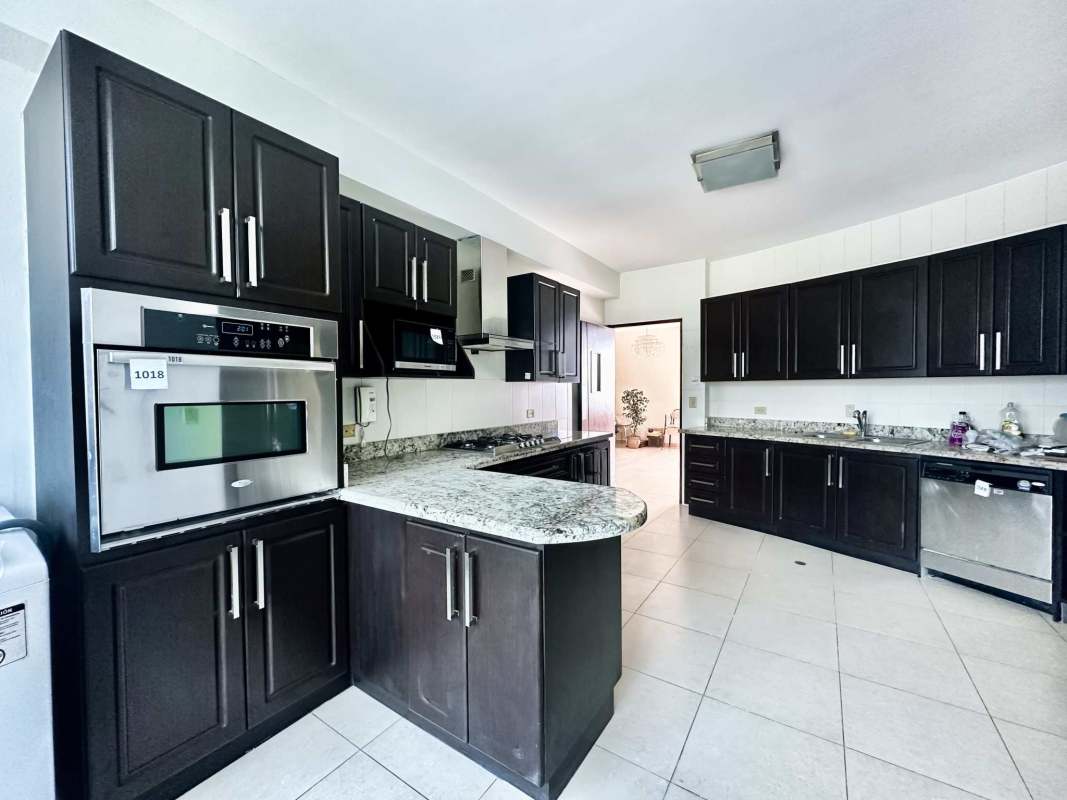 Master bedroom with access to private balcony and ocean city views at PH Torre del Parque, Punta Paitilla Panama