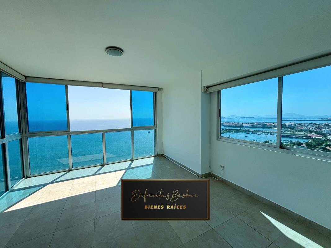 En-suite bathroom with marble finishes and glass shower enclosure in PH H2O Avenida Balboa Panama City