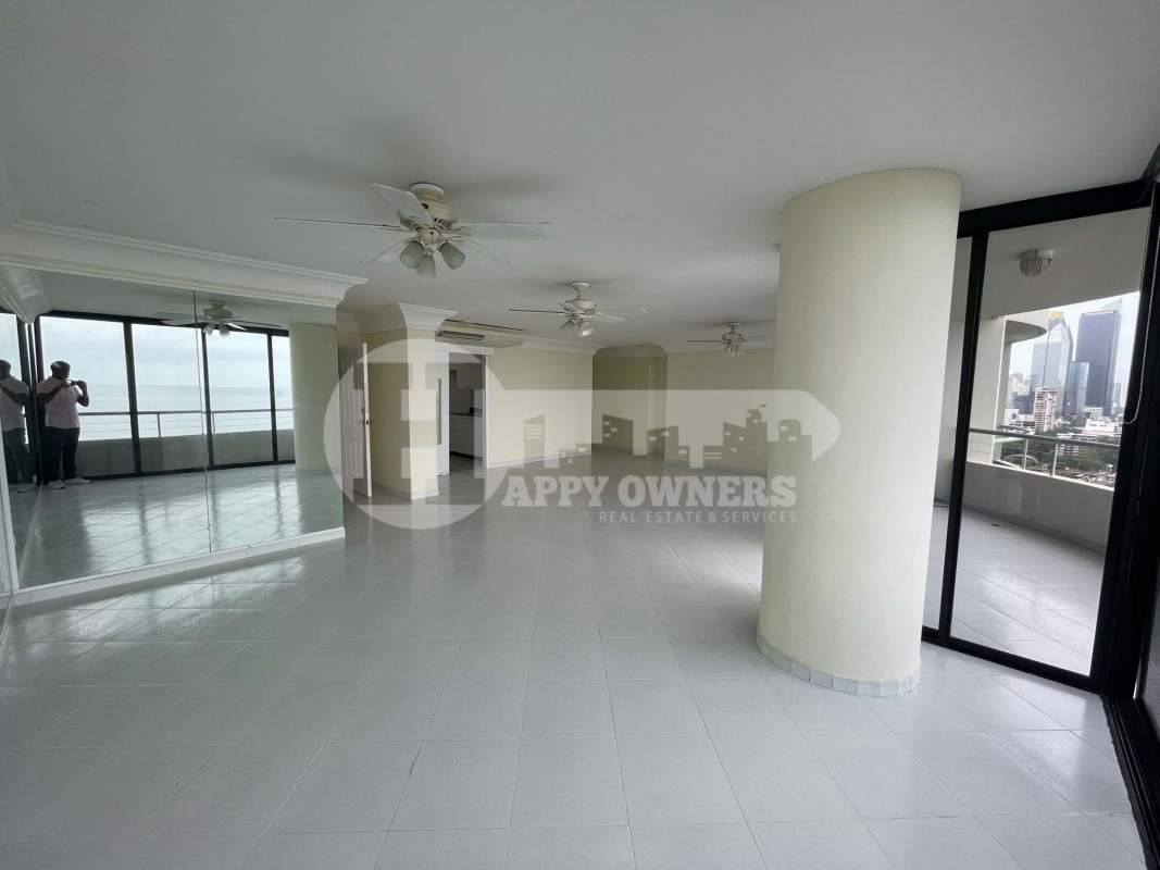 Spacious kitchen modern cabinets and appliances PH La Ensenada Avenida Balboa