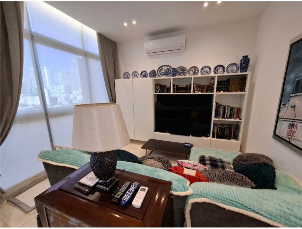 Spacious master bedroom with ensuite walk-in closet marble floors PH Park City Obarrio Panama