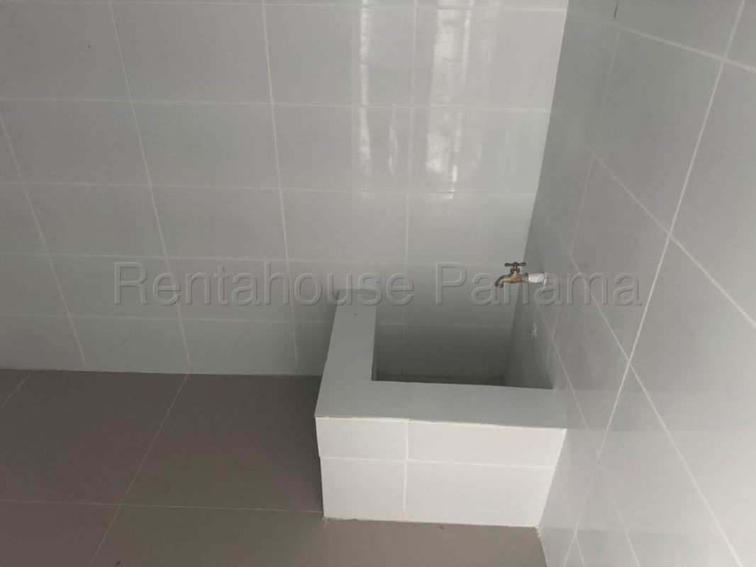 Spacious empty warehouse with concrete floors, high ceilings and mezzanine office level in Panama Viejo