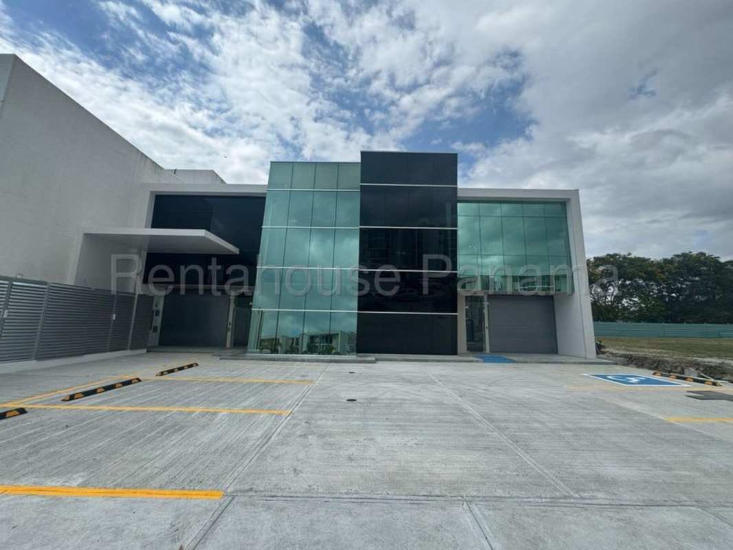 Spacious high-clearance warehouse interior with concrete floor and steel beams for rent in Panama Viejo