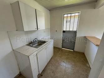 Bedroom with tile floors and window in single-family house El Trapichito La Chorrera