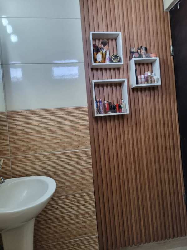 Modern bathroom with ceramic tile walk-in shower and pedestal sink in PH Royal Tower Carrasquilla Panama