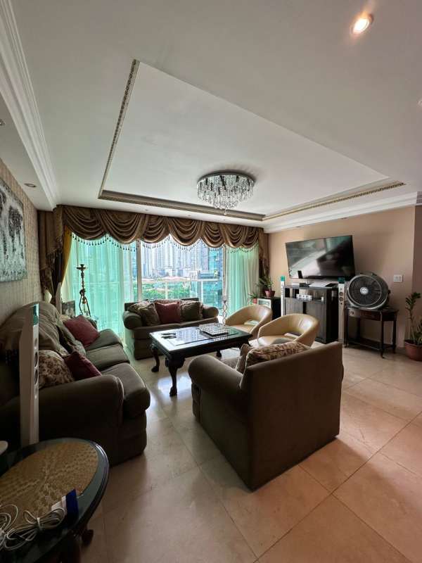 Elegant living room with chandelier, large windows and city view PH Mystic Point Panama