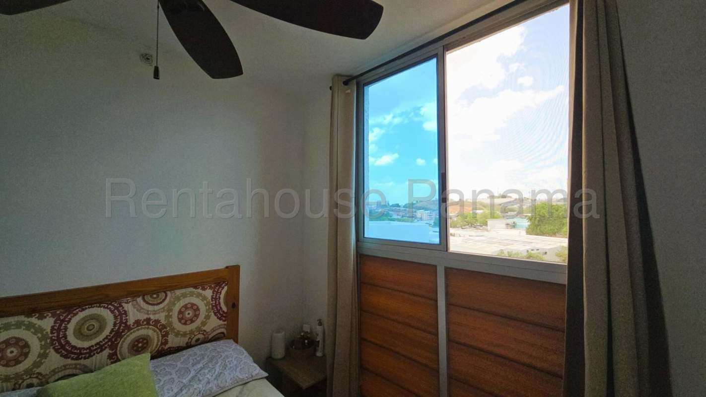 Cozy second bedroom with windows and ceramic floor PH Ilo Juan Díaz apartment Panama
