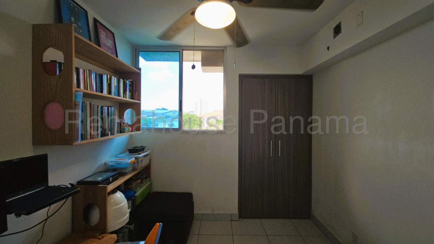 Bedroom space in PH Ilo condo Juan Díaz Panama with window and tile flooring