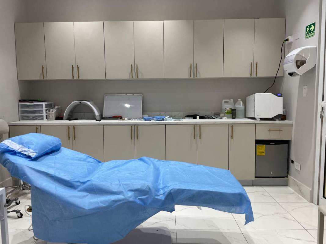 Medical space with blue cover examination chair and cabinets in Costa del Este Town Center