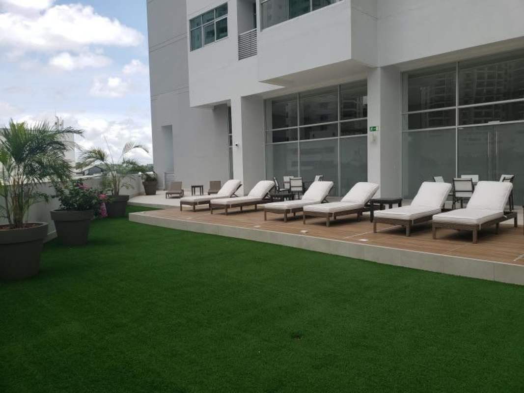 Infinity pool on rooftop with panoramic city skyline PH Vivendi Green Edison Park Panama