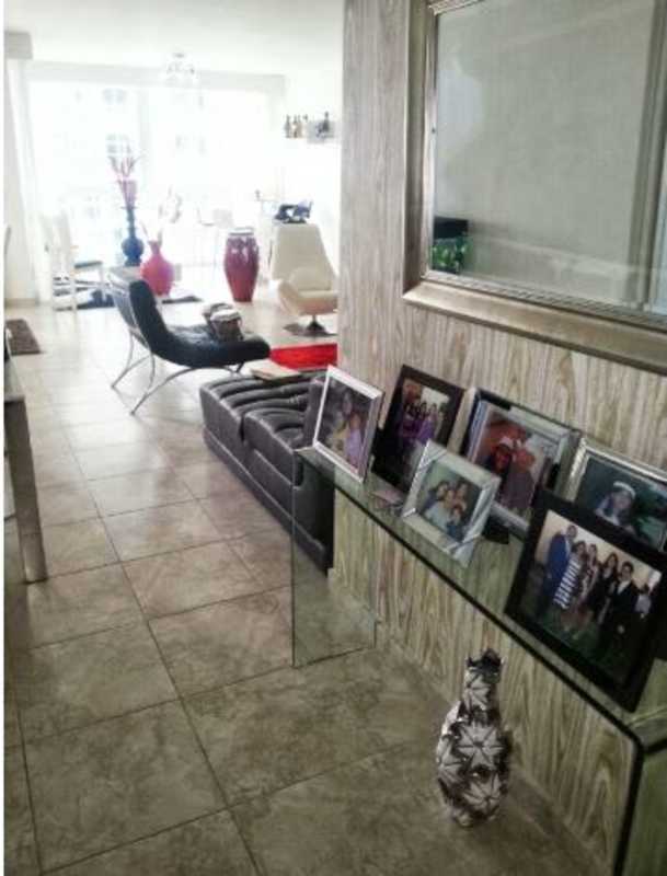 Modern open-plan living room with natural light PH Bella Vista Park Panama rental