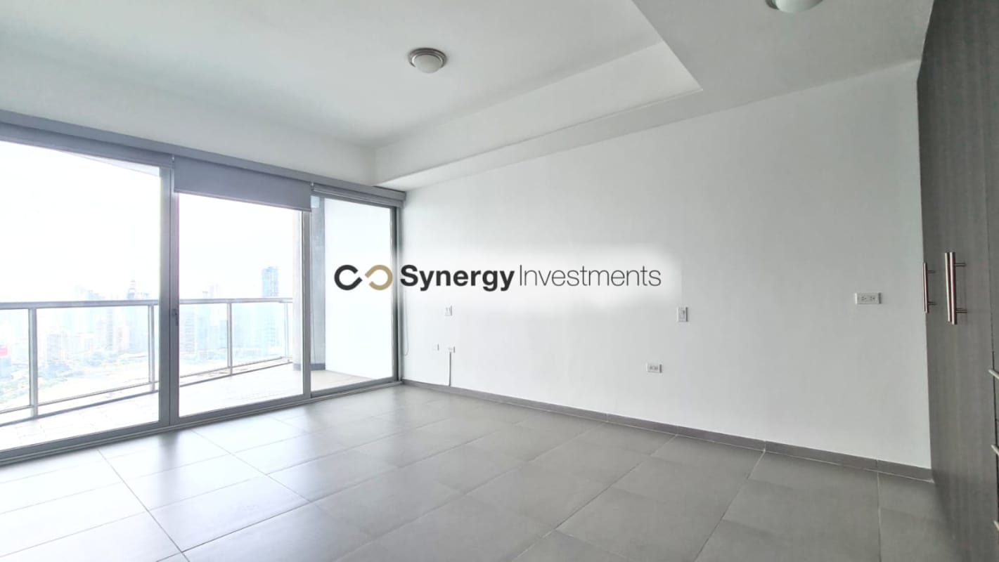 Infinity pool with ocean & skyline views Yacht Club Tower Avenida Balboa