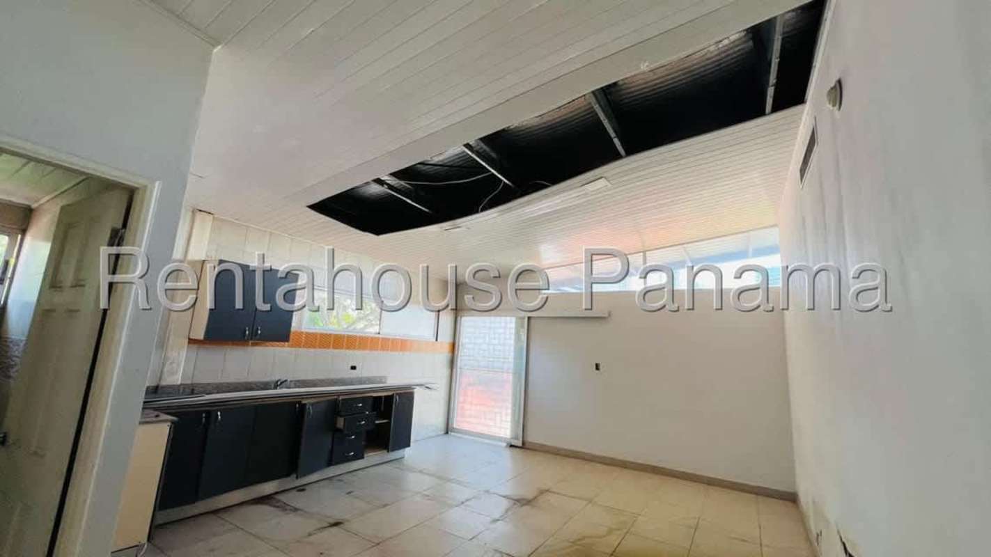 800m2 Commercial Warehouse with Offices in Los Angeles Pueblo - View 2