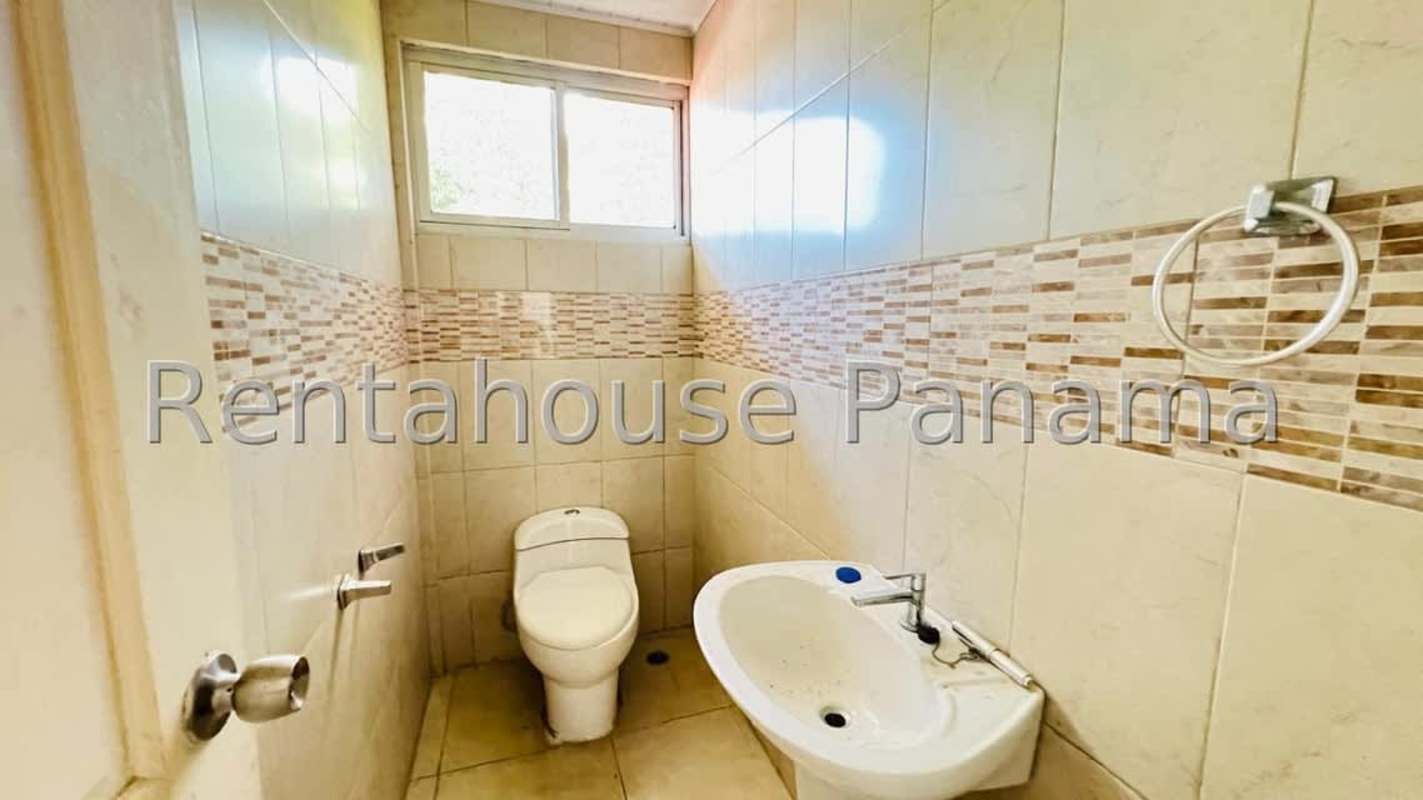 800m2 Commercial Warehouse with Offices in Los Angeles Pueblo - View 3