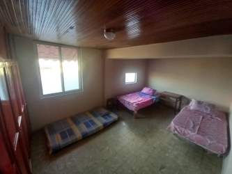 Bedroom with wooden ceiling, twin beds, bright windows, in Chitré apartment rental