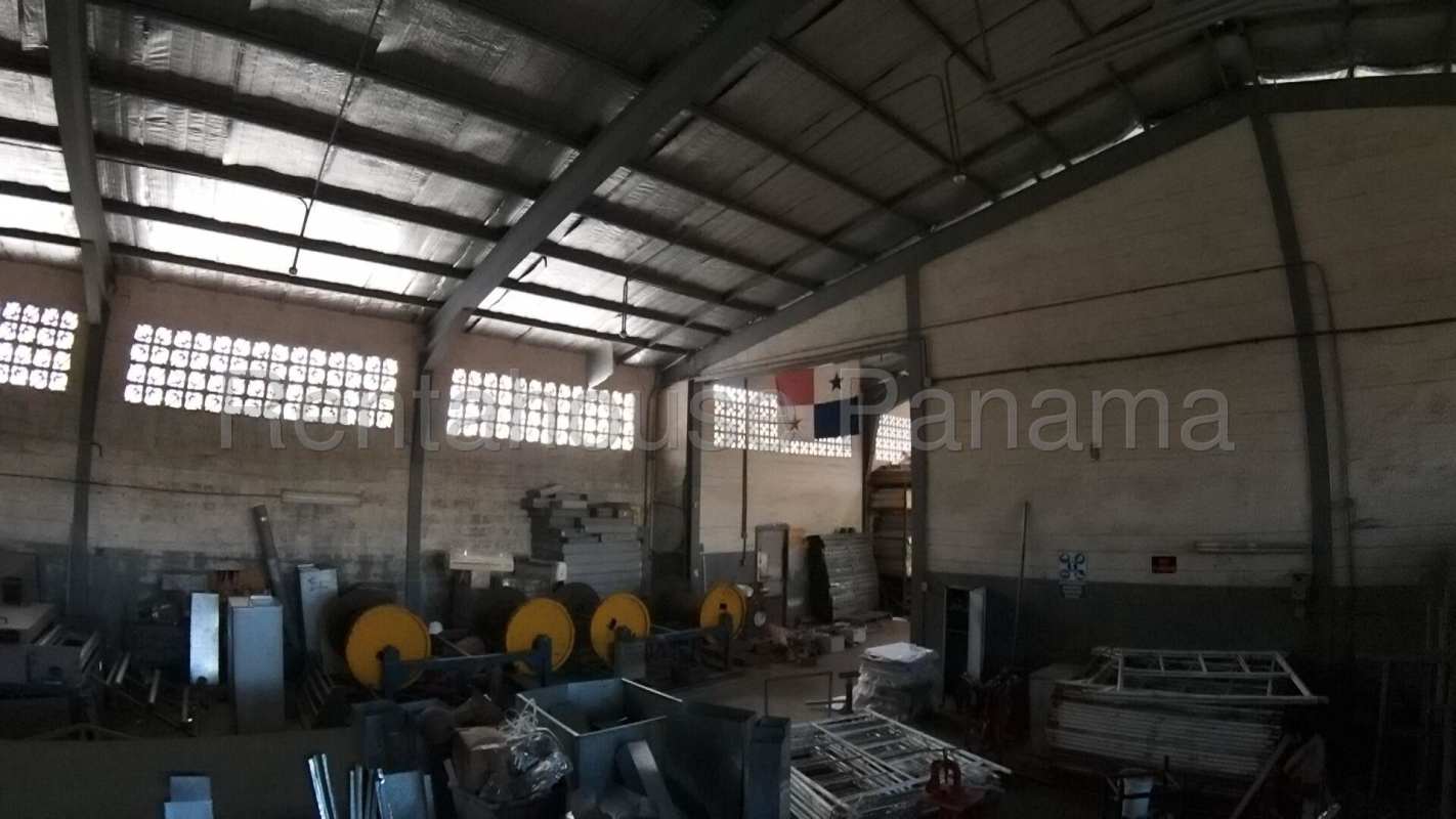 Wide open industrial space with metal beams and storage racks in Panama