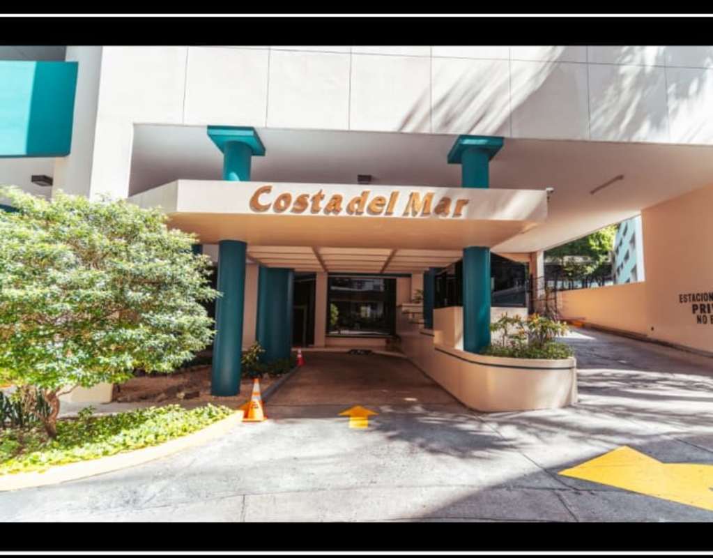 Large balcony with ocean and city skyline views penthouse Avenida Balboa Panama