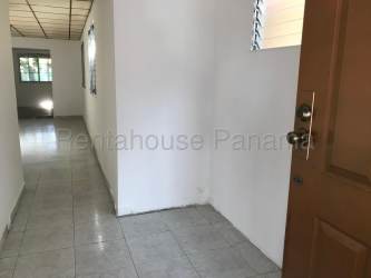Bright living room with ceramic tiles, large windows and access to outdoor terrace in Jardines de Mastranto