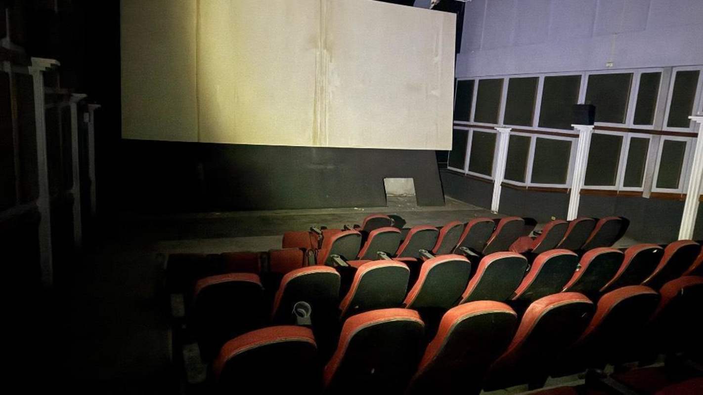 Tiered movie theater seating facing large white projection screen at Vista Hermosa Panama