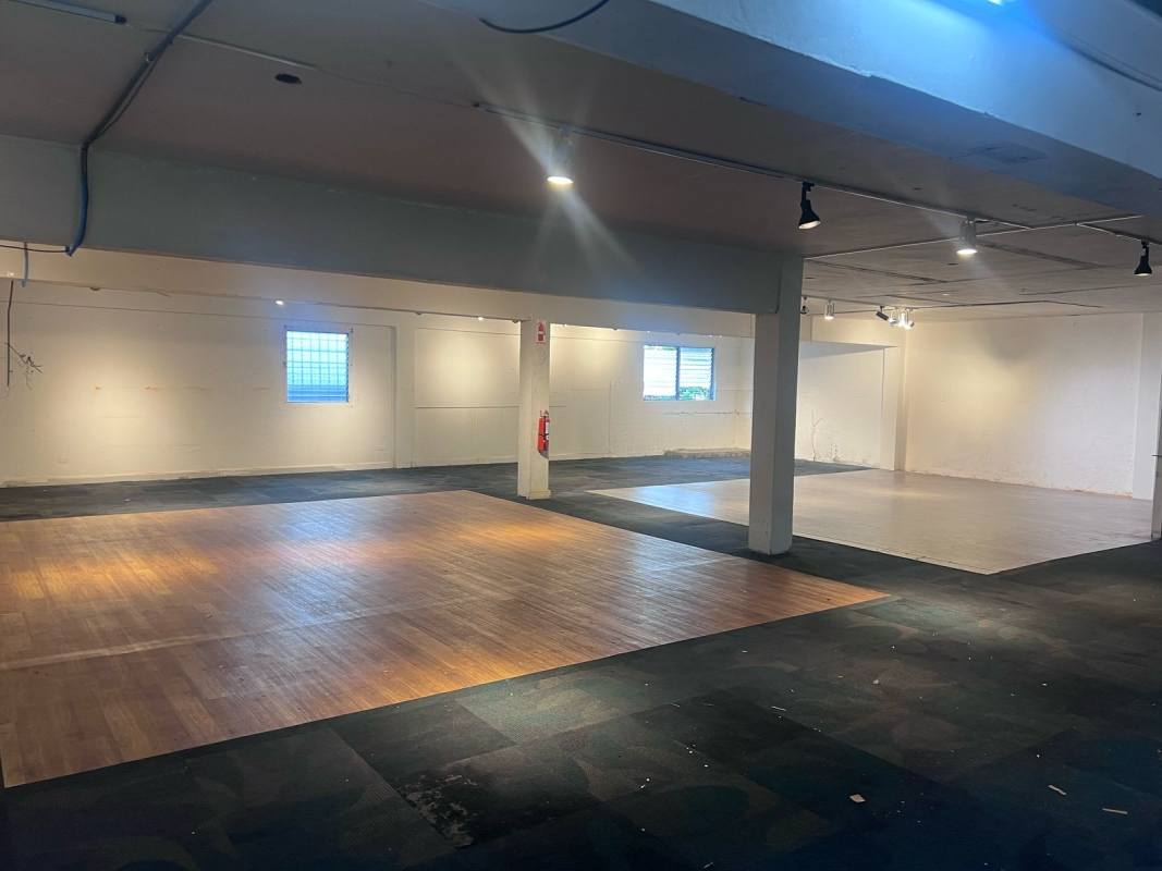 Spacious 330m² Ground Floor Warehouse Storefront in Perejil