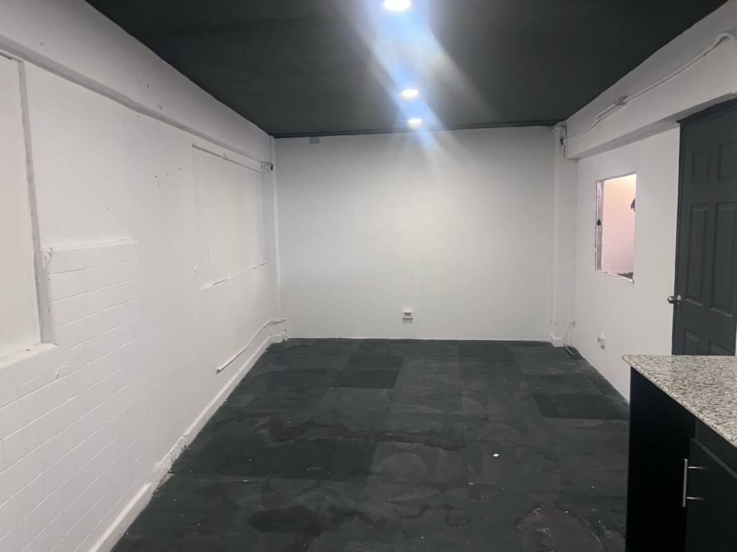 Unfurnished room inside commercial space for rent on Avenida Justo Arosemena, Panama City