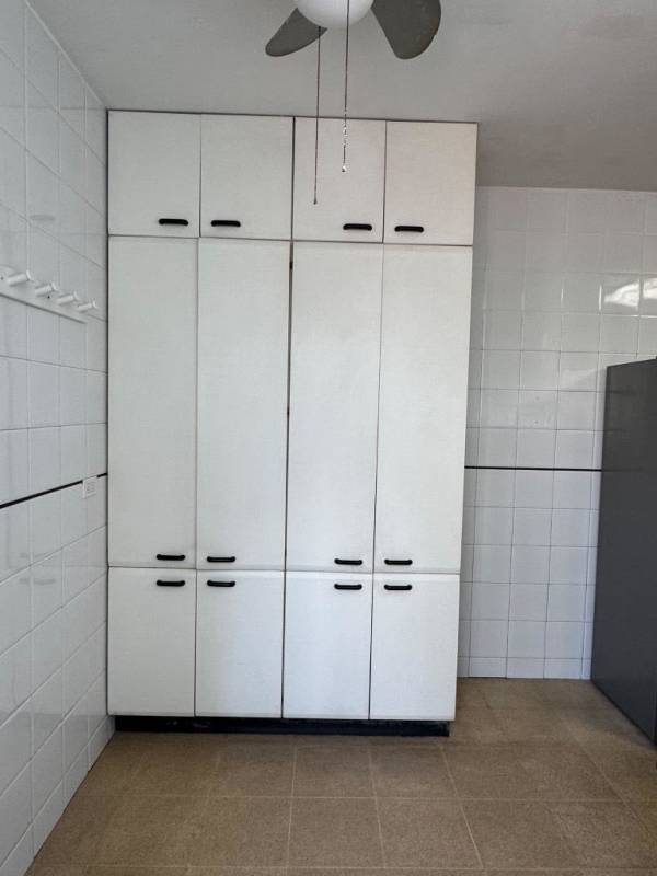 Minimalist white tiled kitchen with ceiling fan and built-in cabinets PH Crystal El Cangrejo