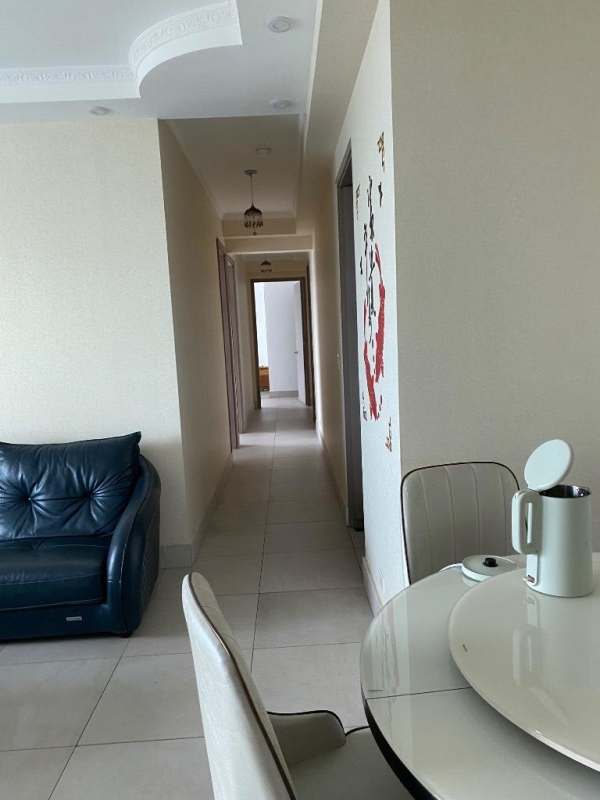 Spacious lobby with bright windows and reception at PH Elite 500 Panama City