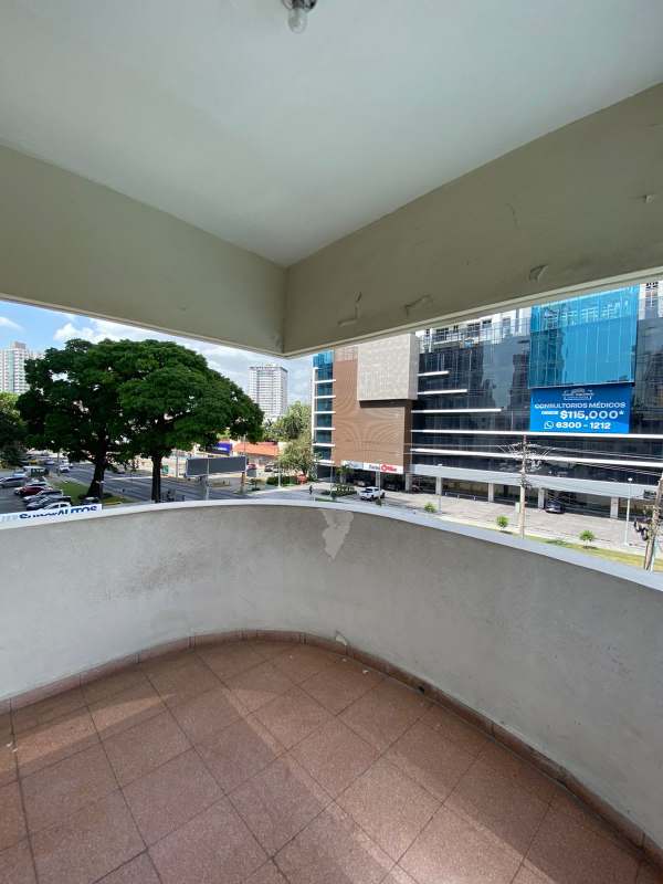 Private covered balcony overlooking cityscape in PH Analisa Carrasquilla Panama City