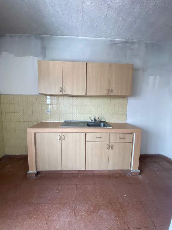Light wood cabinetry kitchen with yellow tiled backsplash in PH Analisa Panama