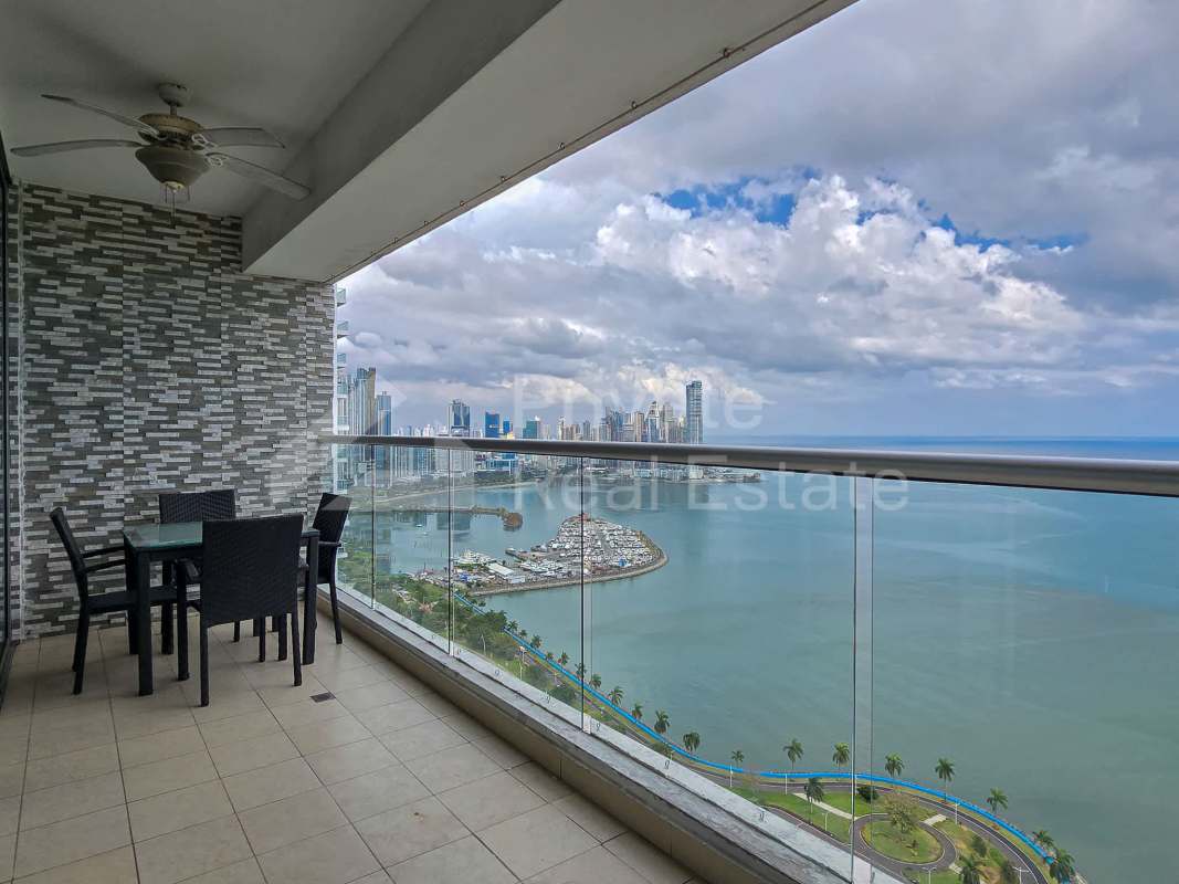 Open concept modern kitchen with breakfast bar in PH Rivage Tower Panama
