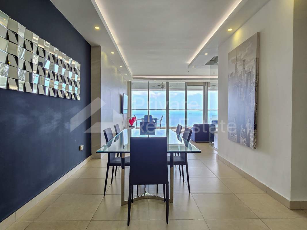 Master bedroom suite with panoramic windows in PH Rivage, Avenida Balboa