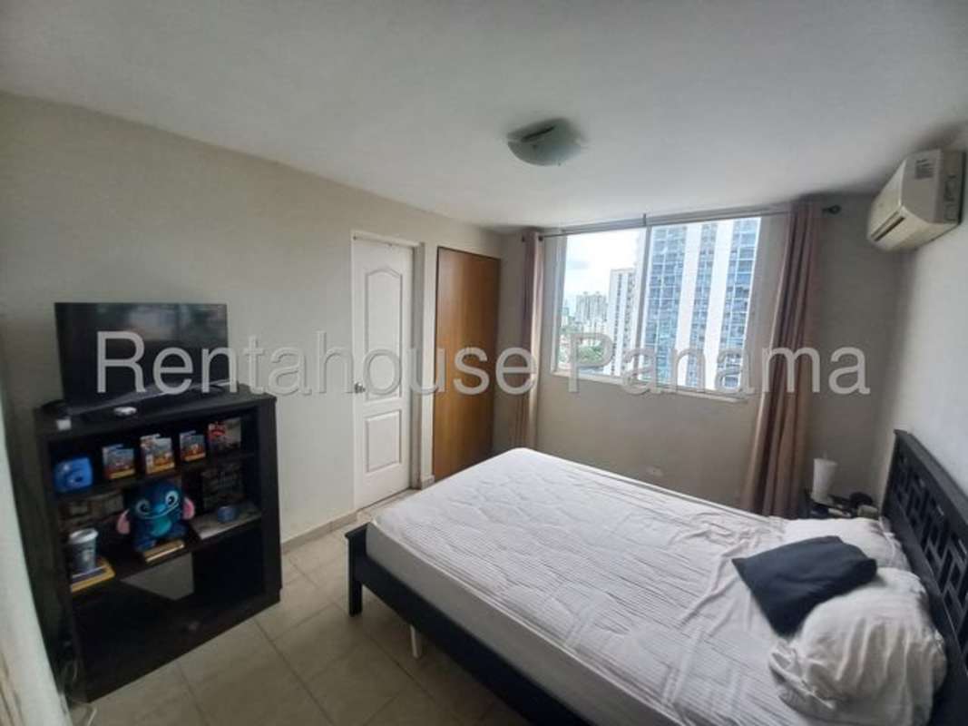 Secondary bedroom with built-in closet and panoramic window in PH Vista Hermosa Panama