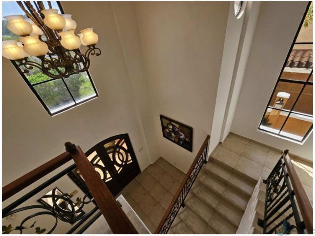 Spacious bedroom with windows, AC, fan and ceramic floors in Clayton Panama house