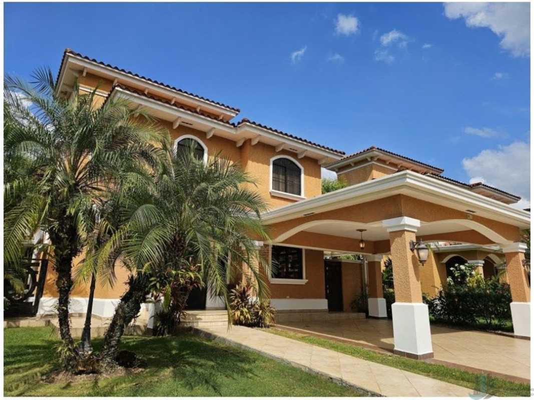 Large covered terrace, swimming pool and jacuzzi in backyard of Clayton Village house Panama