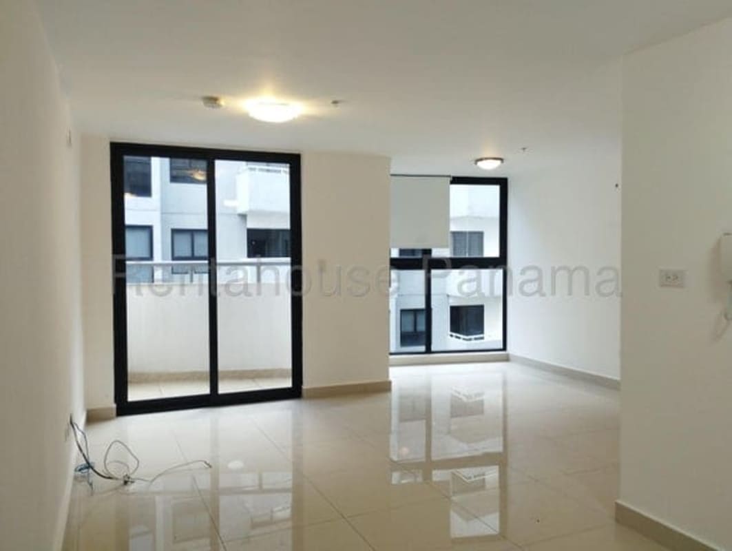 Bright unfurnished living room with balcony access PH Worldwide Plaza Obarrio