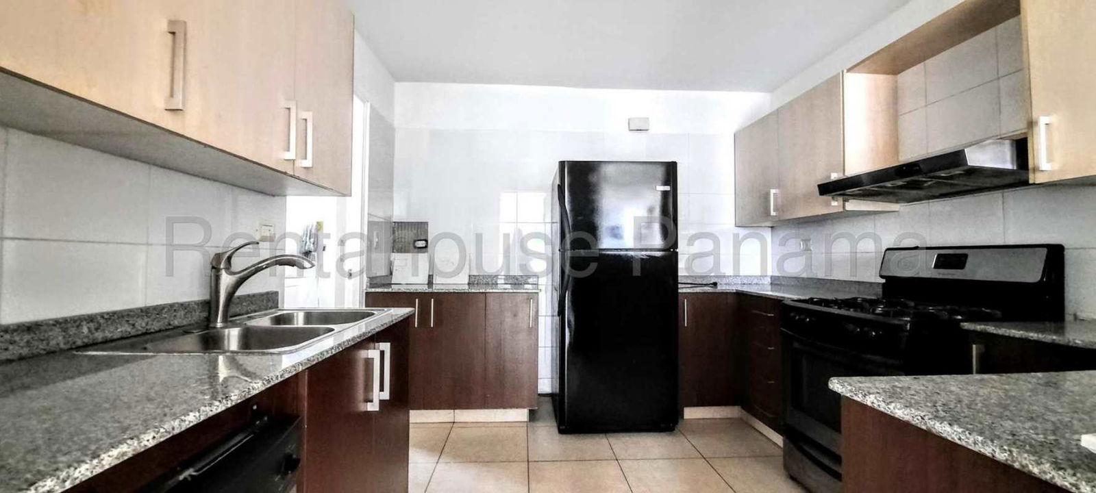 Bedroom with large window, built-in wardrobe, ceramic floors PH River Park Panama