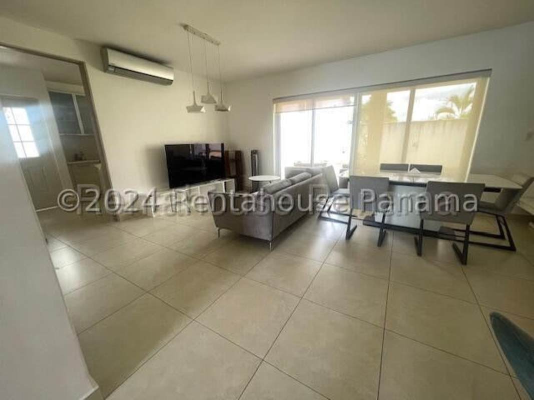 Spacious 4BR Duplex House with Terrace in Versalles Panama