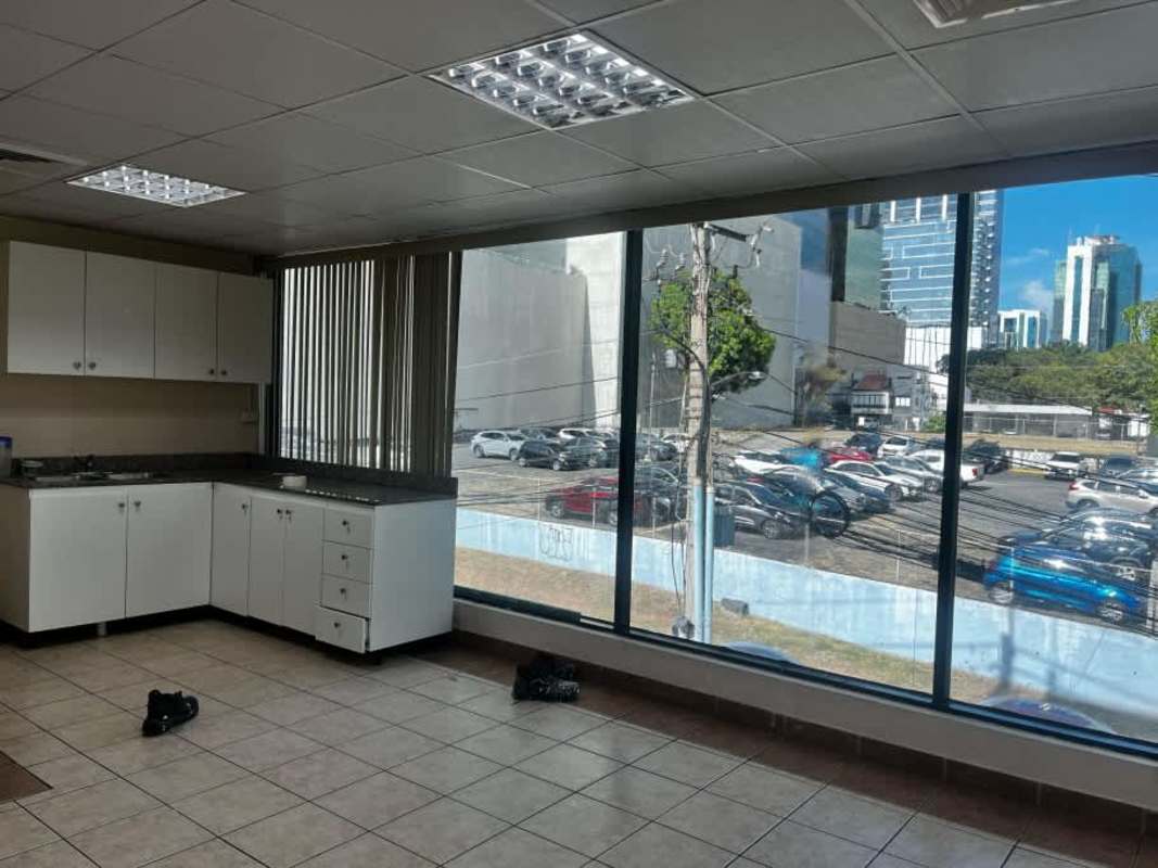 Spacious training or conference room with blue carpet and elevated platform in PH BICSA Tower Panama