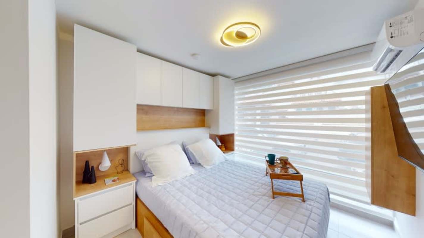 Bedroom with large window, built-in cabinets, AC-ready at PH Armonía Avenida Balboa