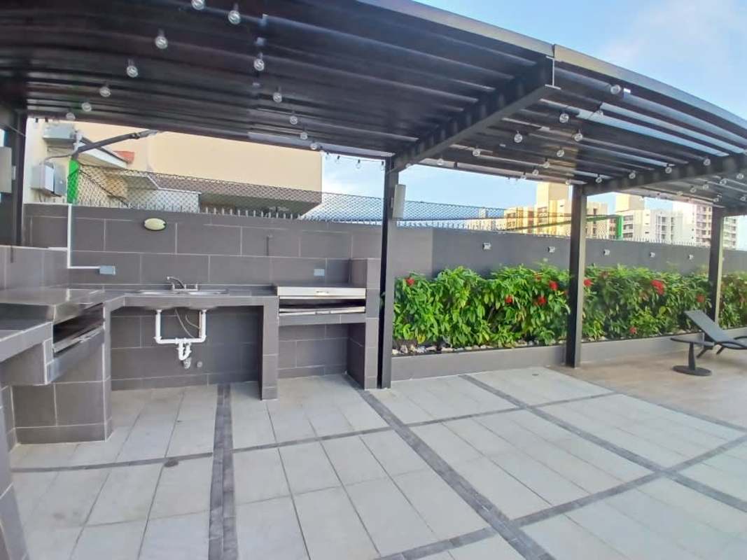 Infinity edge rooftop pool with skyline views PH Altavista Tower Panama