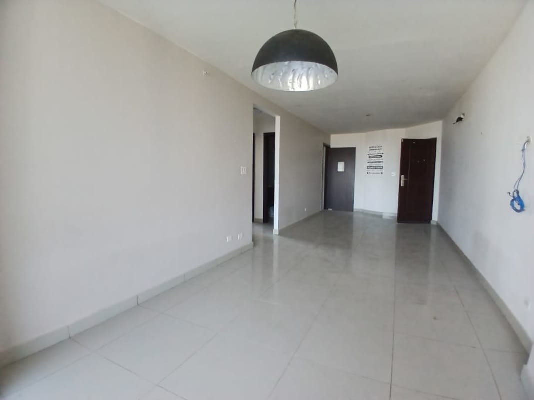 Spacious living dining area, large sliding glass doors to balcony with city views, PH Altavista Hato Pintado Panama